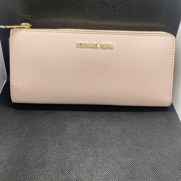 đź©·MICHAEL KORSđź©·Lg Jet Set Travel Pale Pink Three Quarter Zip Leather Wallet/EUC - Picture 2 of 8
